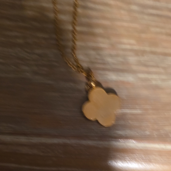 Elegant Gold and White Clover Pendant Necklace - Picture 4 of 5